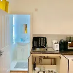 London Studio Apartments, Private Bathroom, Kitchenette, Parking, Np6