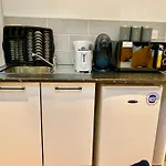London Studio Apartments, Private Bathroom, Kitchenette, Parking, Np6