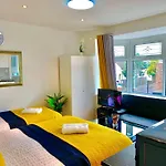 London Studio Apartments, Private Bathroom, Kitchenette, Parking, Np6