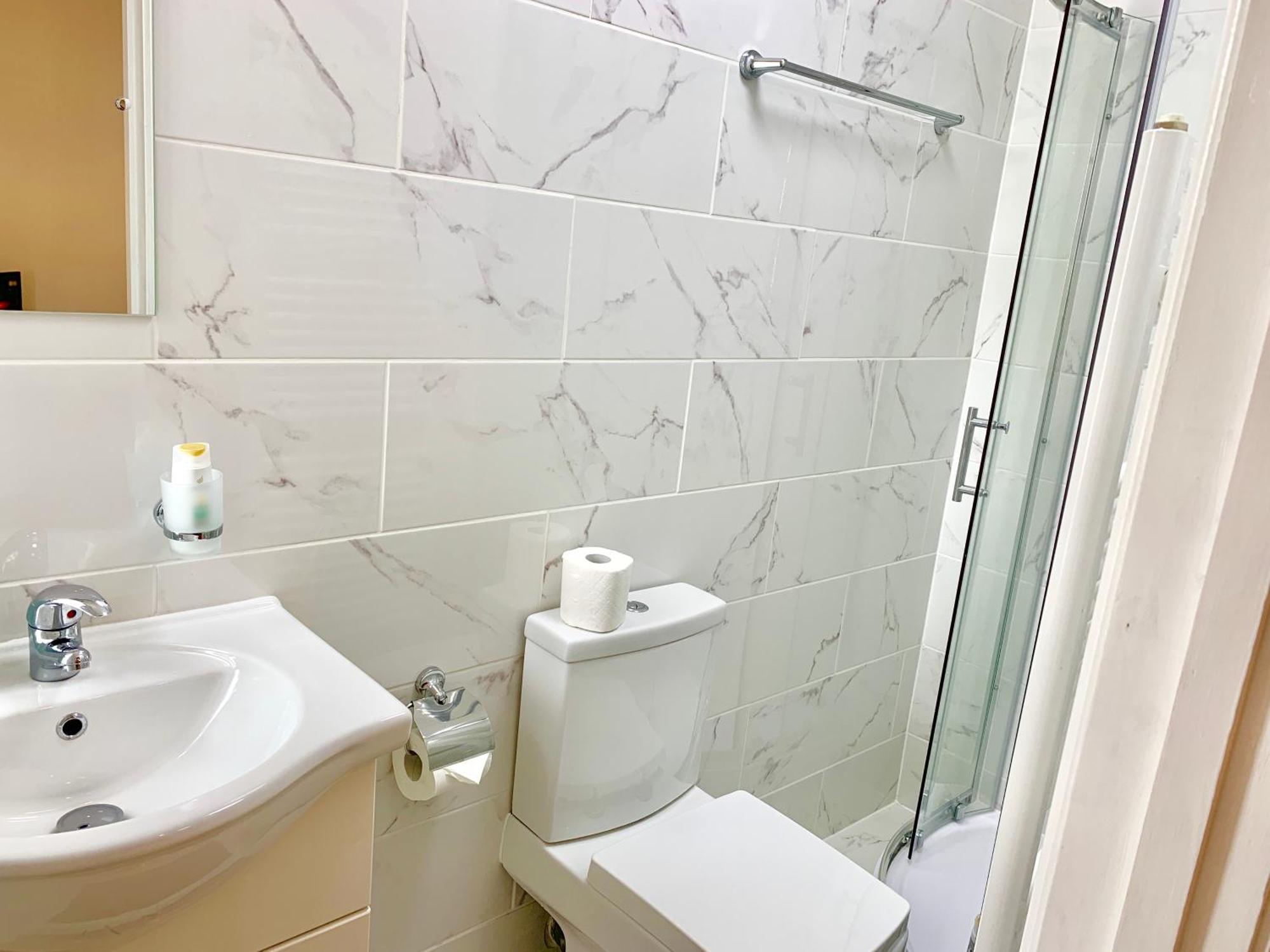 Apartments, Private Bathroom, Kitchenette, Parking, Np6 *